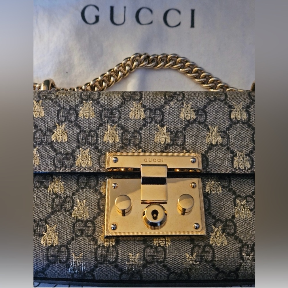 GUCCI Limited Edition GG Bee Supreme Monogram Shoulder Bag - Picture 4 of 11